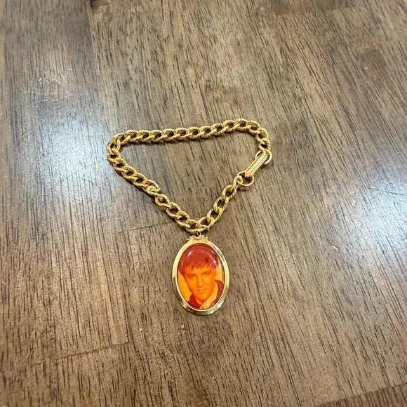 Elvis Presley Vintage 70s Gold Tone Charm Bracelet Jewelry Boxcar Ent 7.5" - Picture 3 of 7